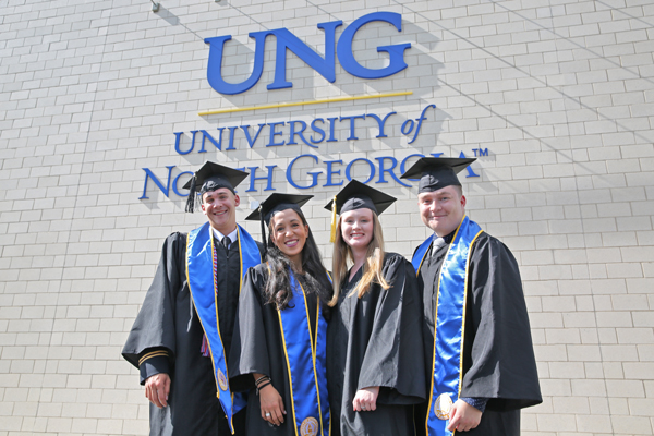 Group of people graduating UNG.